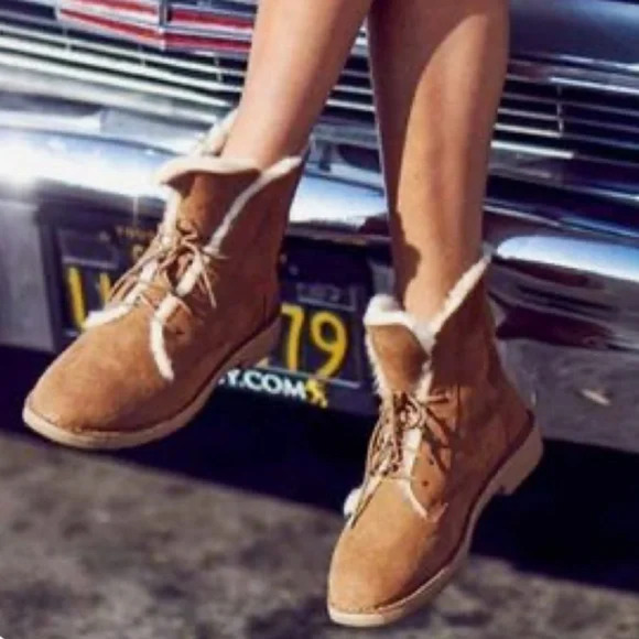 UGG Shoes - Ugg chestnut quincy boot sherpa lined womens 8.5 lace up suede leather ankle